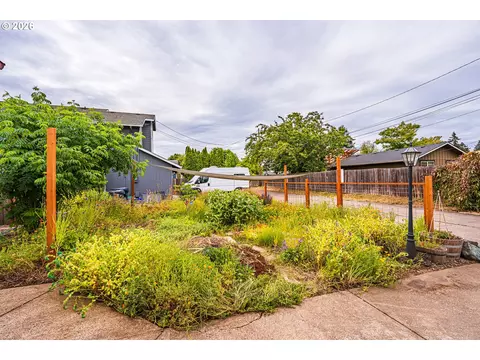 Exterior - 3457 Mahlon Ave, Eugene, OR 97401 photo 2 of 10