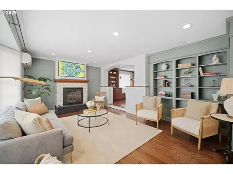 Living - 1375 Flintridge Ave, Eugene, OR 97401 photo 1 of 3