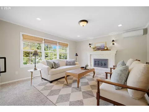 Living - 1375 Flintridge Ave, Eugene, OR 97401 photo 2 of 3