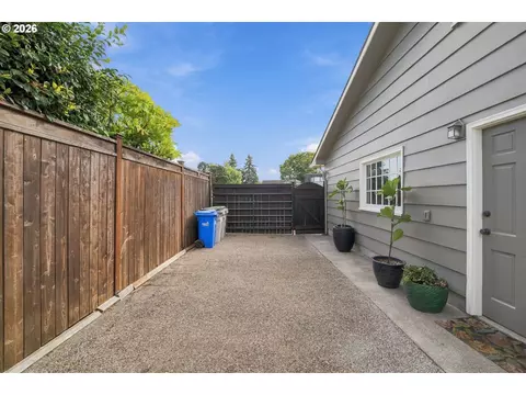 Exterior - 1375 Flintridge Ave, Eugene, OR 97401 photo 10 of 11