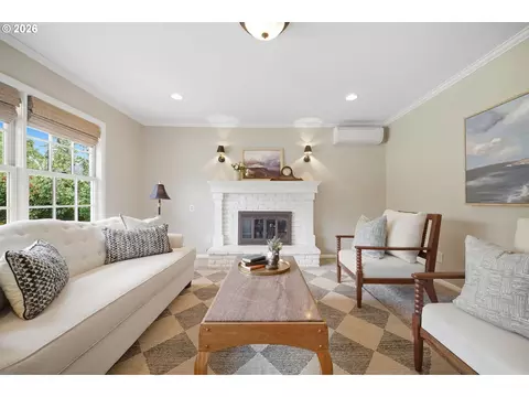 Living - 1375 Flintridge Ave, Eugene, OR 97401 photo 3 of 3