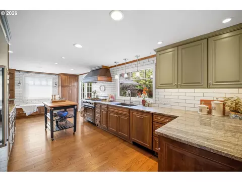 Kitchen - 1375 Flintridge Ave, Eugene, OR 97401 photo 5 of 6