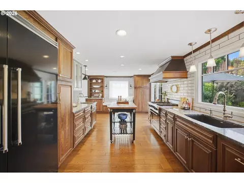 Kitchen - 1375 Flintridge Ave, Eugene, OR 97401 photo 4 of 6