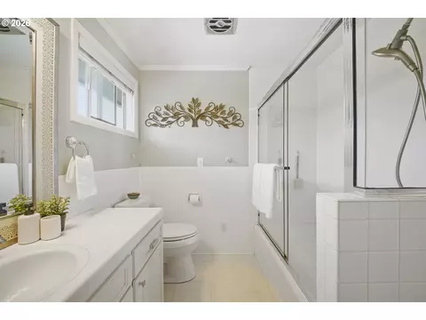 Bath - 1375 Flintridge Ave, Eugene, OR 97401 photo 3 of 3