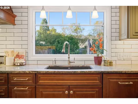 Kitchen - 1375 Flintridge Ave, Eugene, OR 97401 photo 6 of 6
