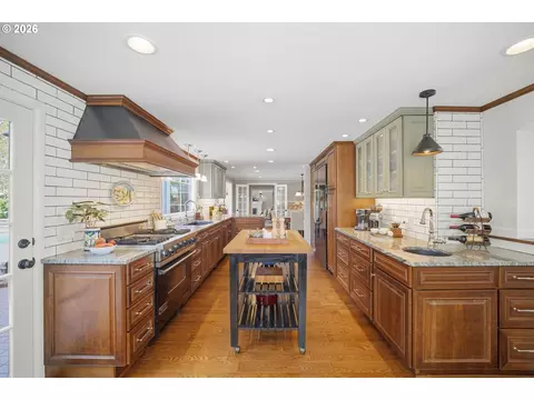 Kitchen - 1375 Flintridge Ave, Eugene, OR 97401 photo 2 of 6