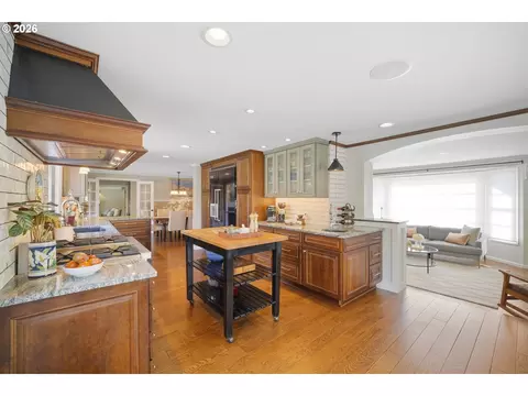 Kitchen - 1375 Flintridge Ave, Eugene, OR 97401 photo 3 of 6