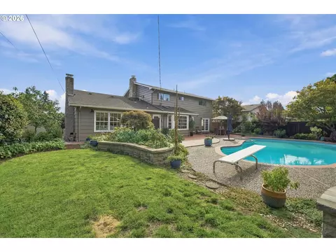 Exterior - 1375 Flintridge Ave, Eugene, OR 97401 photo 6 of 11