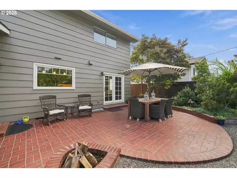 Exterior - 1375 Flintridge Ave, Eugene, OR 97401 photo 3 of 11