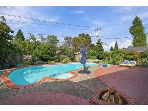 Exterior - 1375 Flintridge Ave, Eugene, OR 97401 photo 2 of 11