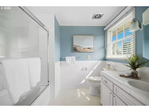 Bath - 1375 Flintridge Ave, Eugene, OR 97401 photo 2 of 3