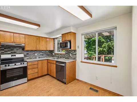 Kitchen - 1485 SE 11th St, Gresham, OR 97080 photo 4 of 7