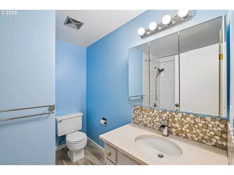 Bath - 1485 SE 11th St, Gresham, OR 97080 photo 4 of 5
