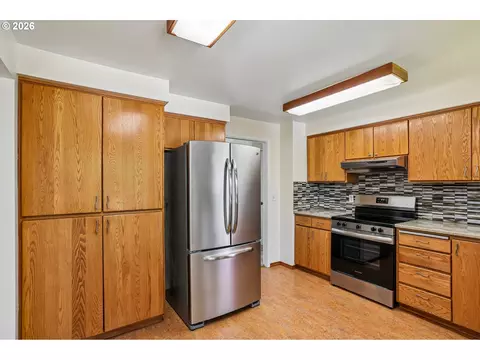 Kitchen - 1485 SE 11th St, Gresham, OR 97080 photo 1 of 7