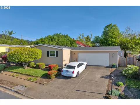 555 Patrick Loop, Cottage Grove, OR 97424