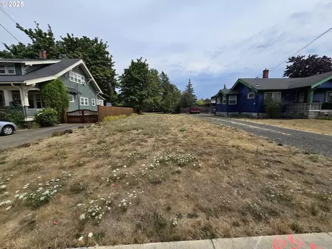 212 N James St, Silverton, OR 97381