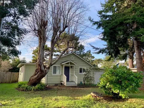 770 9th St SE, Bandon, OR 97411