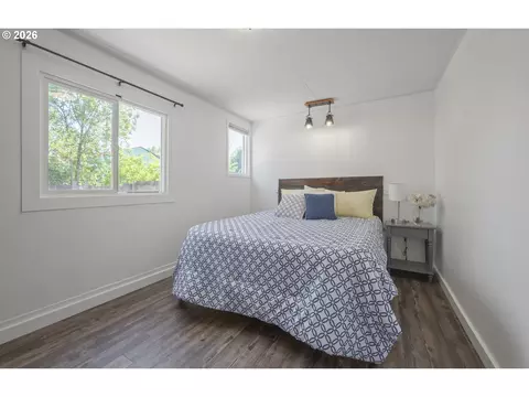 Bedroom - 1875 W 18th Ave, Eugene, OR 97402 photo 2 of 4