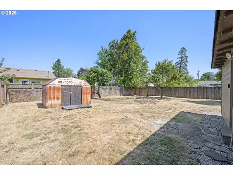 Exterior - 1875 W 18th Ave, Eugene, OR 97402 photo 4 of 7