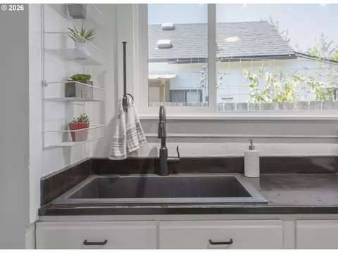 Kitchen - 1875 W 18th Ave, Eugene, OR 97402 photo 2 of 3