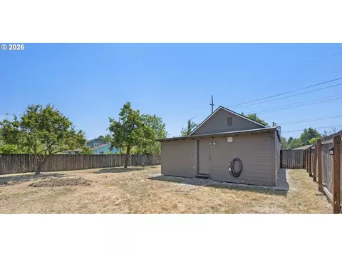 Exterior - 1875 W 18th Ave, Eugene, OR 97402 photo 5 of 7