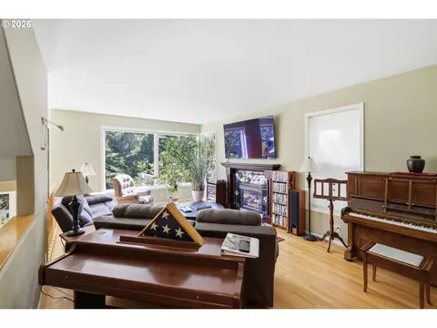 Living - 721 Brookside Dr, Eugene, OR 97405 photo 1 of 10