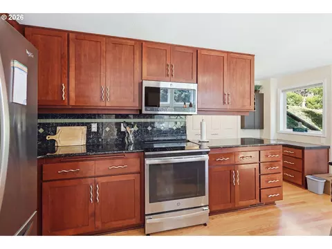 Kitchen - 721 Brookside Dr, Eugene, OR 97405 photo 5 of 6