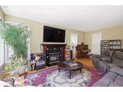 Living - 721 Brookside Dr, Eugene, OR 97405 photo 4 of 10