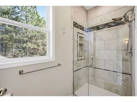 Bath - 721 Brookside Dr, Eugene, OR 97405 photo 3 of 5