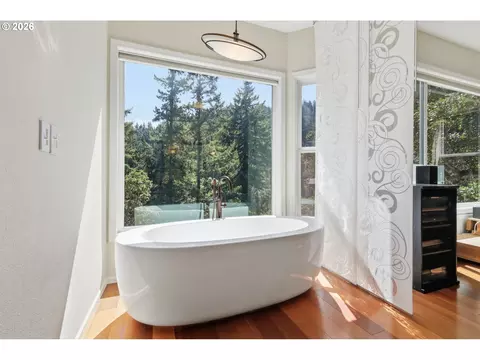 Bath - 721 Brookside Dr, Eugene, OR 97405 photo 2 of 5
