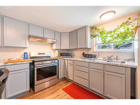 Kitchen - 1415 S Bertelsen Rd #40, Eugene, OR 97402 photo 4 of 4