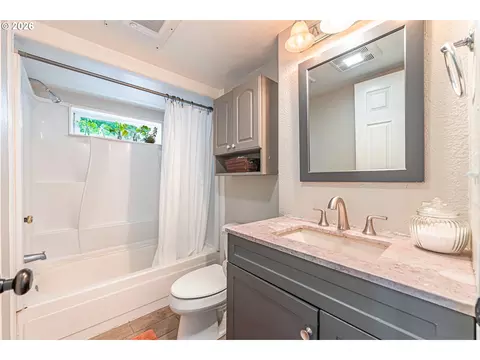 Bath - 1415 S Bertelsen Rd #40, Eugene, OR 97402 photo 1 of 1