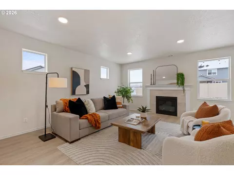 Living - 5275 Holly St, Springfield, OR 97478 photo 2 of 2