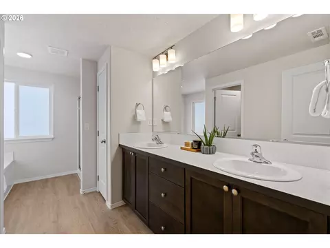 Bath - 5275 Holly St, Springfield, OR 97478 photo 1 of 3