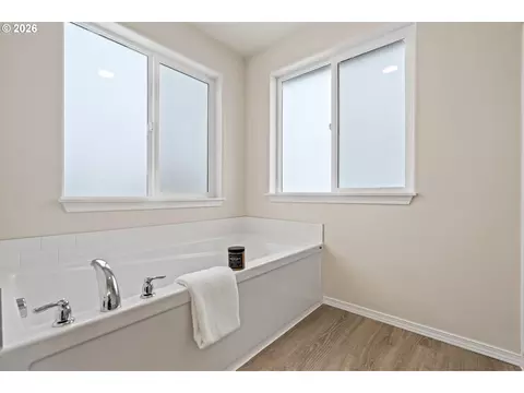 Bath - 5275 Holly St, Springfield, OR 97478 photo 2 of 3