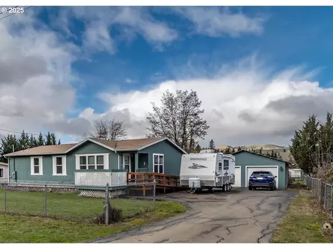 174 W Estella St, Glide, OR 97443