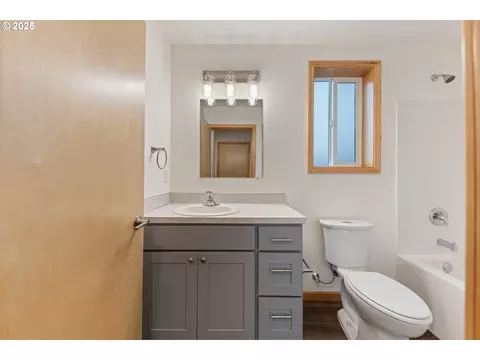 Bath - 5275 Forest Ln, Eugene, OR 97402 photo 2 of 2
