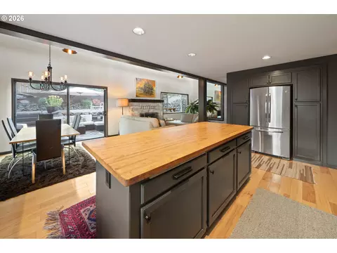 Kitchen - 7700 Cason Ln, Gladstone, OR 97027 photo 5 of 6