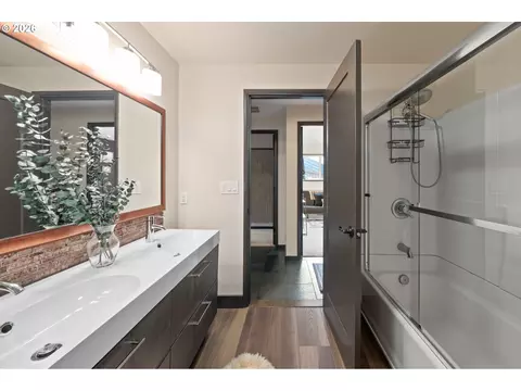 Bath - 7700 Cason Ln, Gladstone, OR 97027 photo 2 of 3