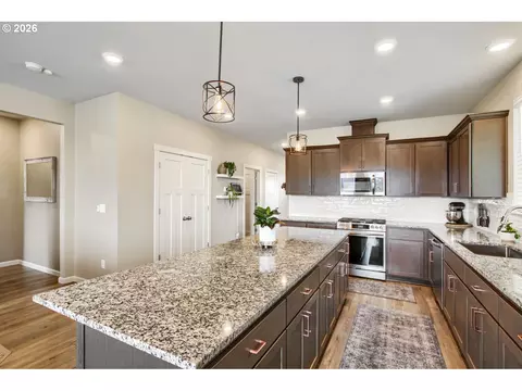 Kitchen - 38475 Maple St, Sandy, OR 97055 photo 2 of 3