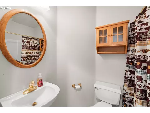 Bath - 4233 SW 28th Ct, Gresham, OR 97080 photo 1 of 5