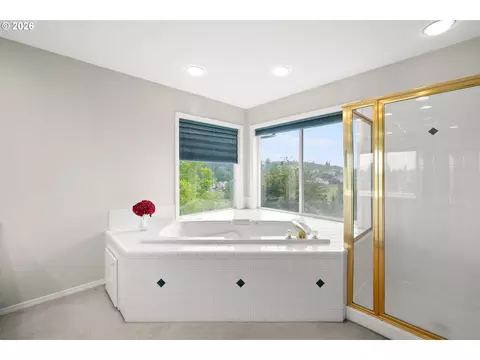 Bath - 4233 SW 28th Ct, Gresham, OR 97080 photo 2 of 5