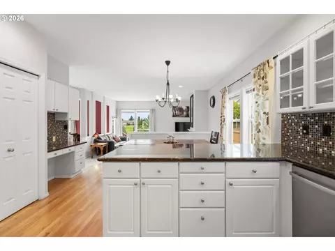 Kitchen - 4233 SW 28th Ct, Gresham, OR 97080 photo 3 of 6