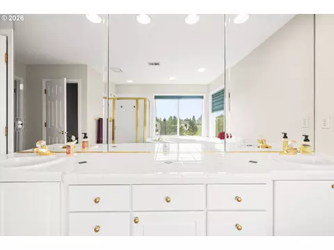 Bath - 4233 SW 28th Ct, Gresham, OR 97080 photo 3 of 5