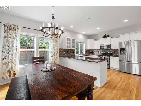 Kitchen - 4233 SW 28th Ct, Gresham, OR 97080 photo 4 of 6