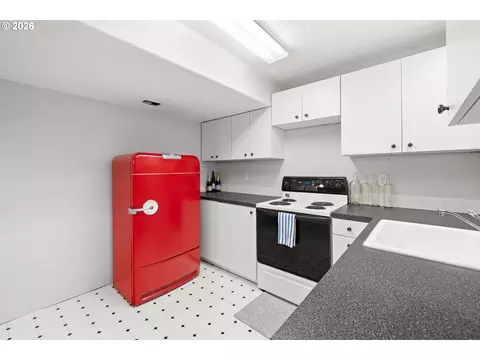 Kitchen - 4233 SW 28th Ct, Gresham, OR 97080 photo 6 of 6