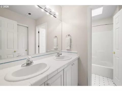 Bath - 4233 SW 28th Ct, Gresham, OR 97080 photo 4 of 5