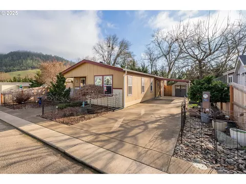 141 Wanda Ct, Myrtle Creek, OR 97457