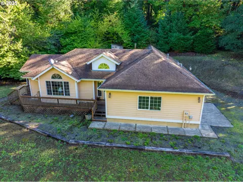 140 Golden Dr, Scottsburg, OR 97473