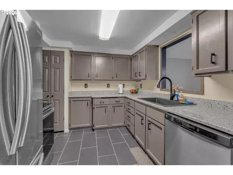 Kitchen - 1735 Rainbow Dr, Springfield, OR 97477 photo 1 of 2